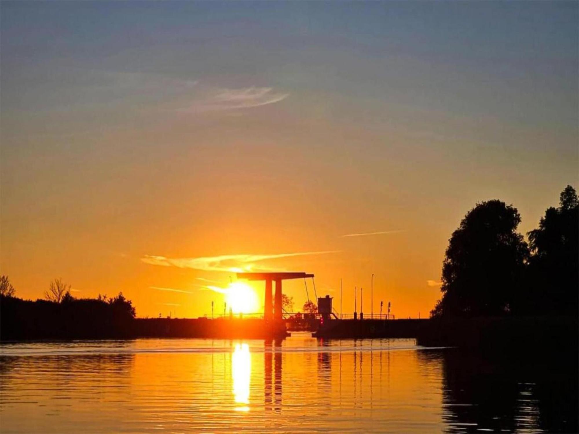 Luxury Docklodge On The Water Delfstrahuizen Esterno foto