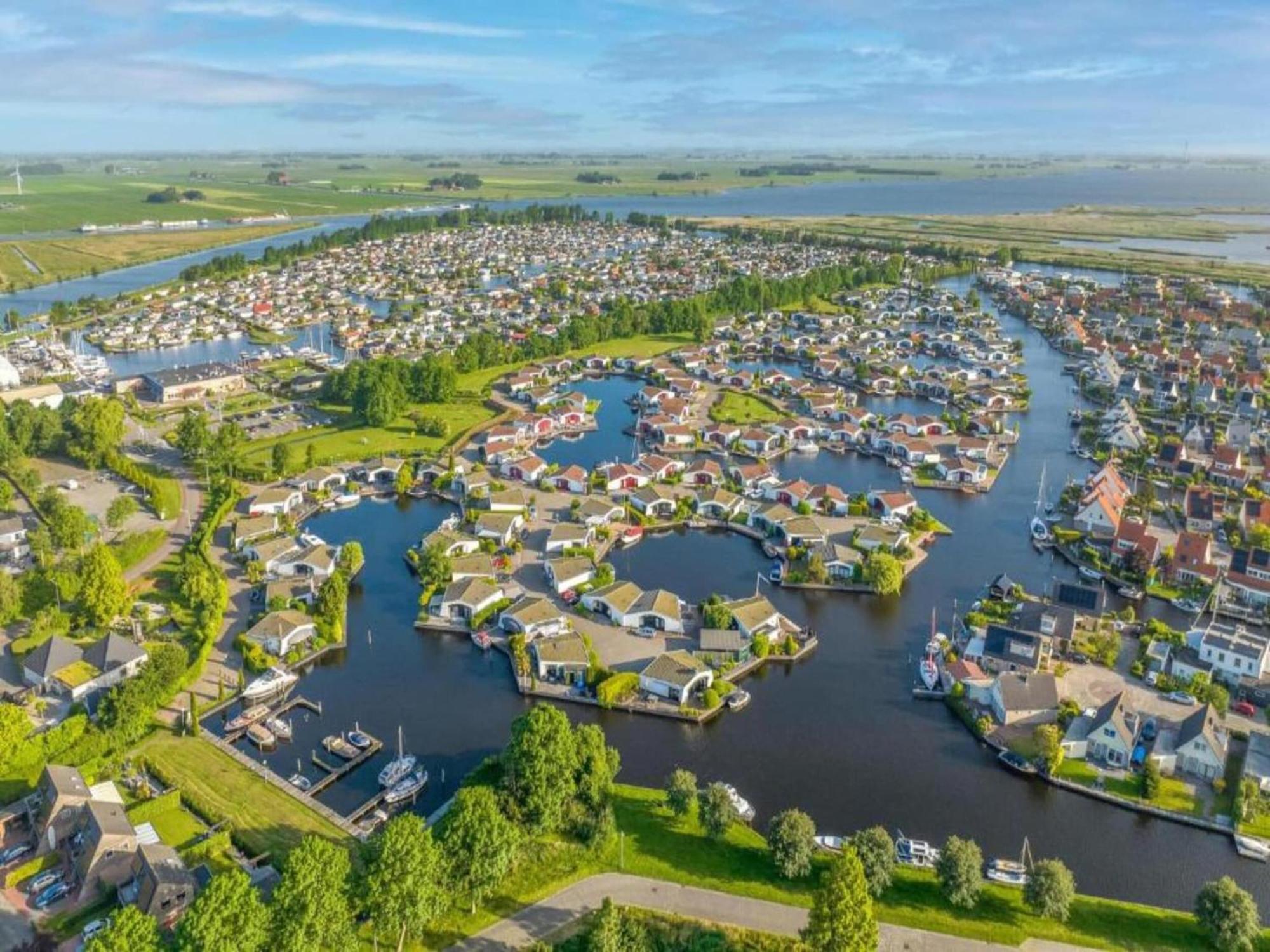 Luxury Docklodge On The Water Delfstrahuizen Esterno foto